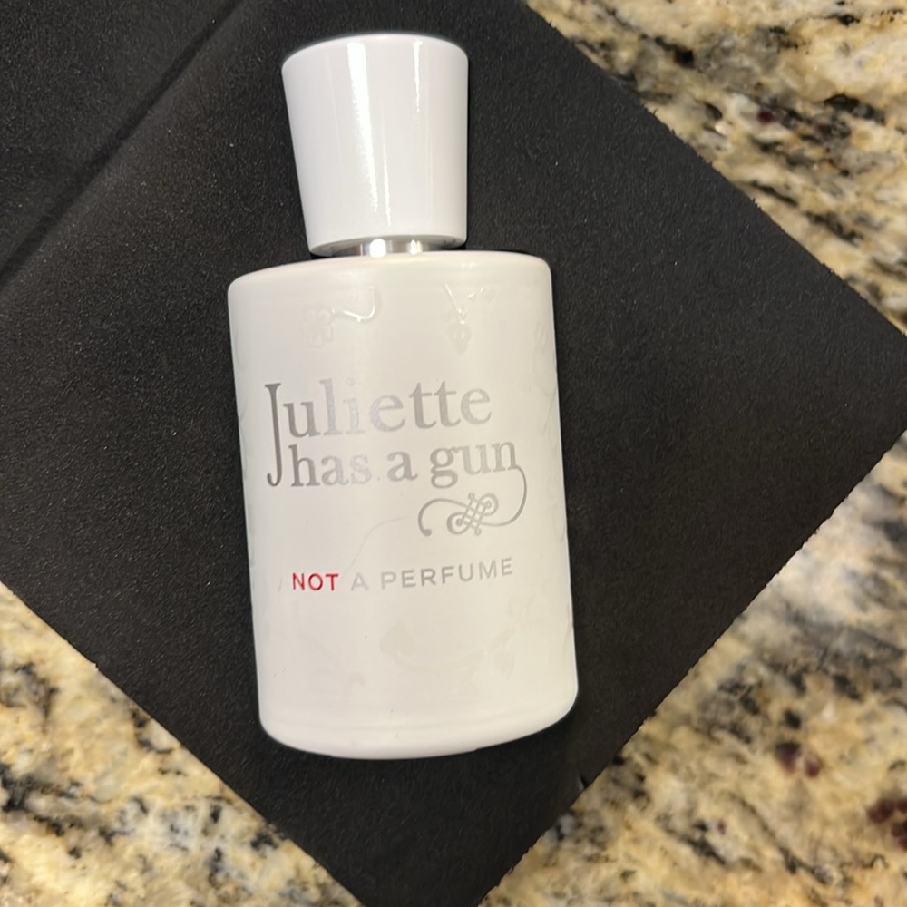 Juliet Has a Gun Not a perfume - Picture 5 of 9